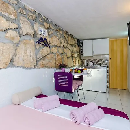 Indy's Beach Apartments- Studio With Patio And Sea View Dubrownik