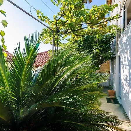 Indy's Beach Apartments- Studio With Patio And Sea View Apartament *