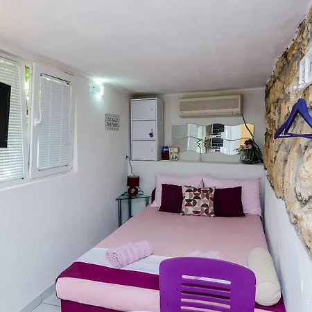 Indy's Beach Apartments- Studio With Patio And Sea View Apartment *