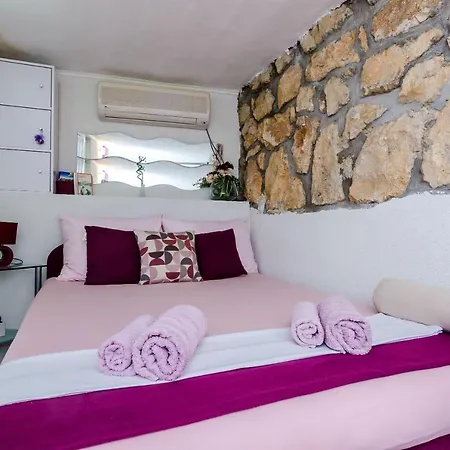 Indy's Beach Apartments- Studio With Patio And Sea View Lägenhet *